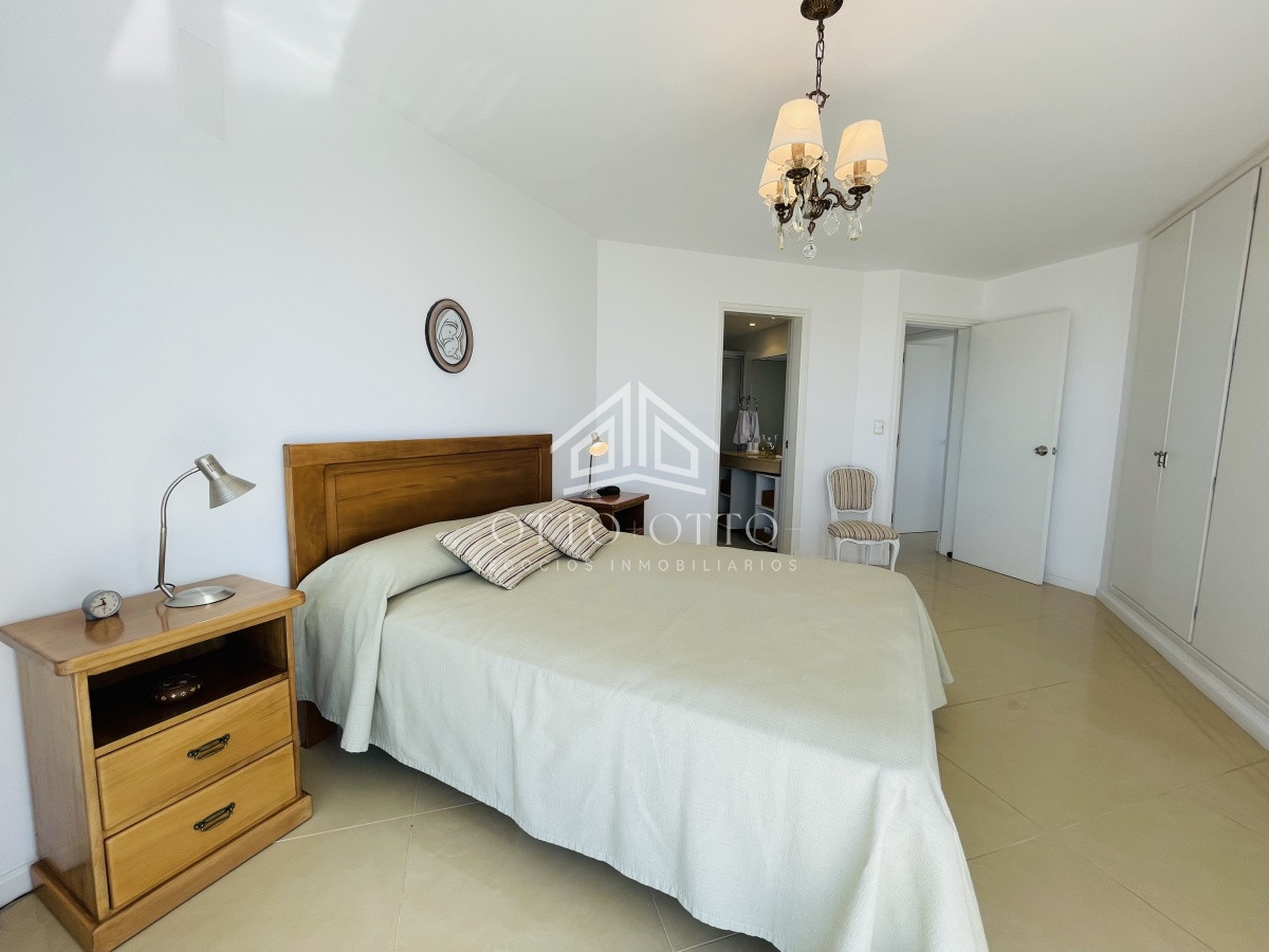 Apartamento ID.25525 - Hermoso apartamento de 3 dormitorios más dependencia de servicio a la venta