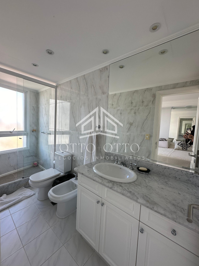 Apartamento ID.28459 - Lujoso apartamento en venta en Millenium Tower de Punta del Este frente al mar.