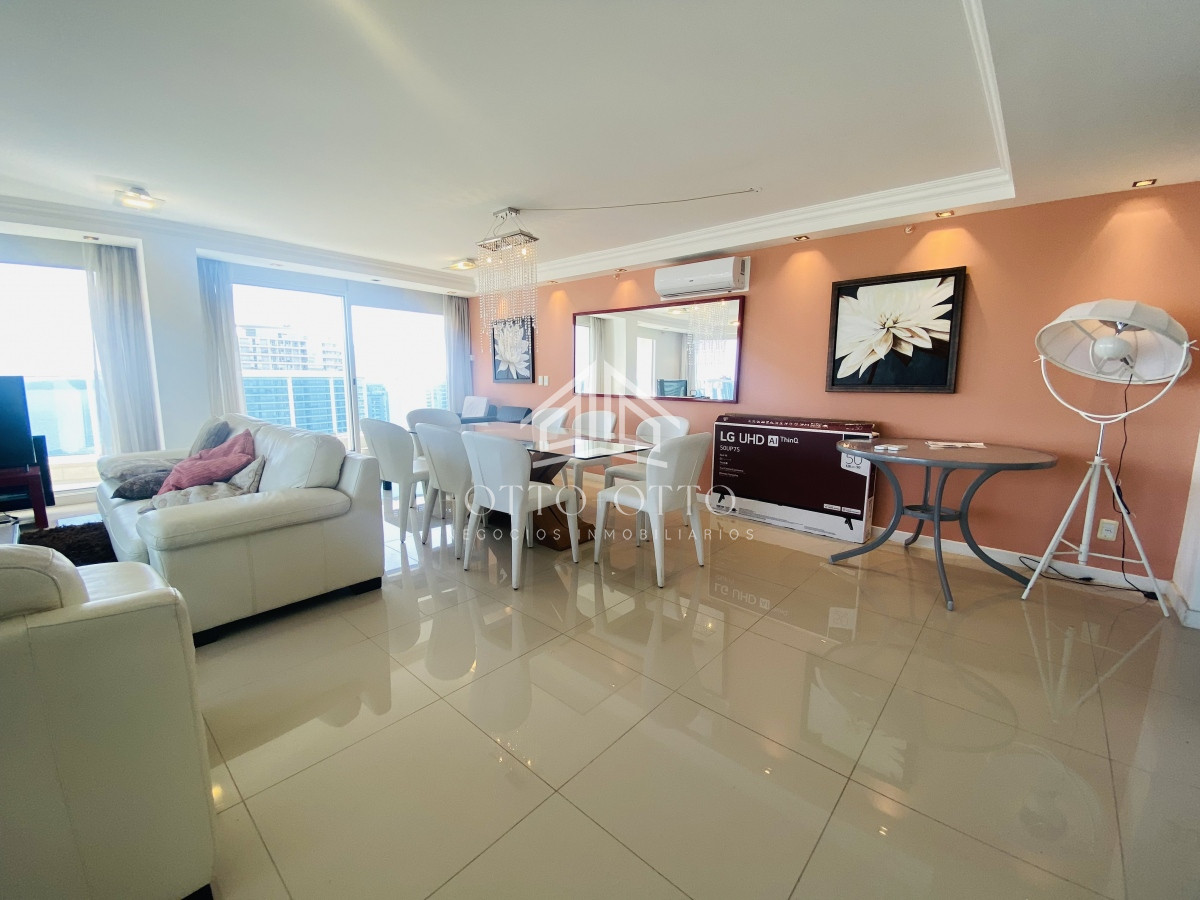 Apartamento ID.19011 - Hermoso apartamento de 3 dormitorios mas dependencia de servicio en venta