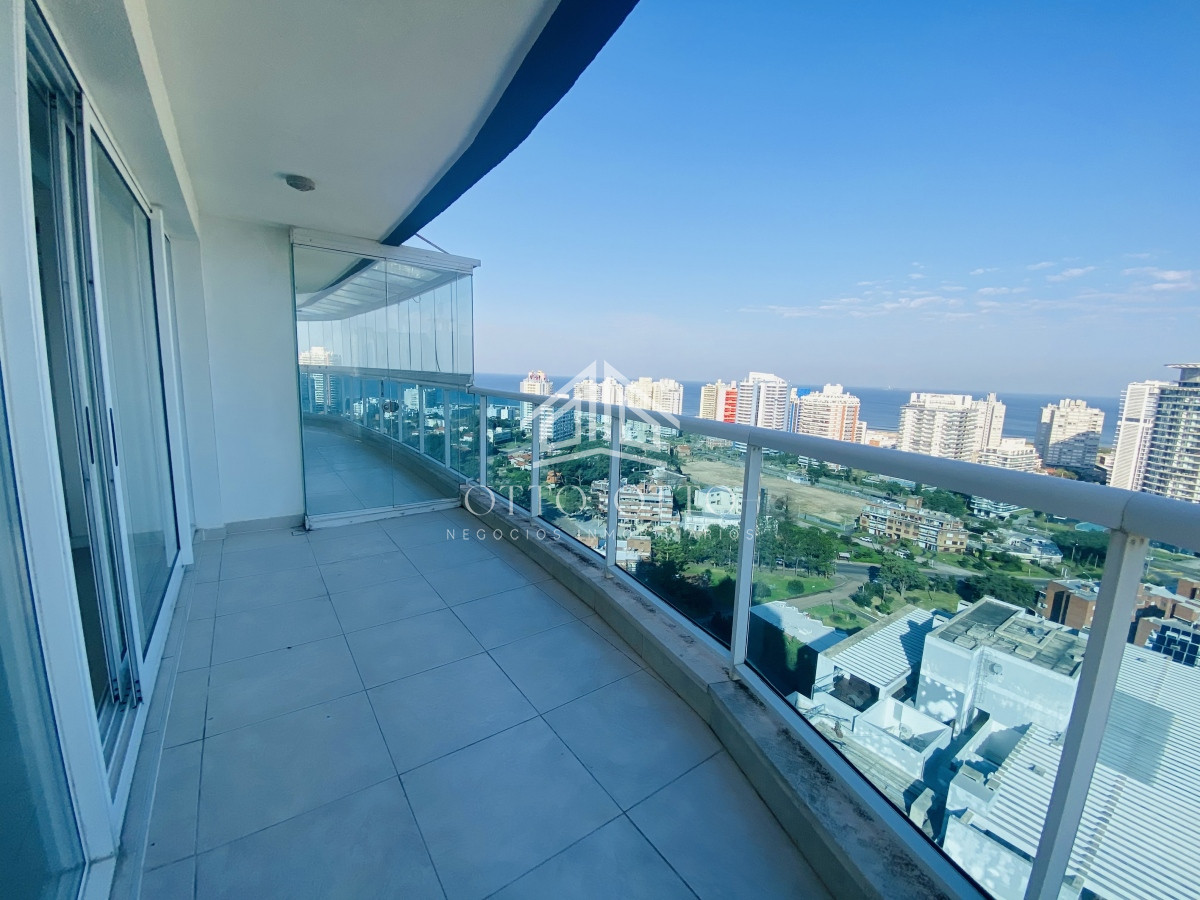 Apartamento ID.19011 - Hermoso apartamento de 3 dormitorios mas dependencia de servicio en venta