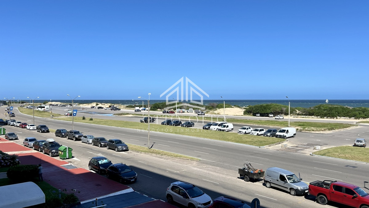Apartamento ID.19202 - Apartamento en venta 2 dormitorios frente al mar en Punta del Este Playa Brava