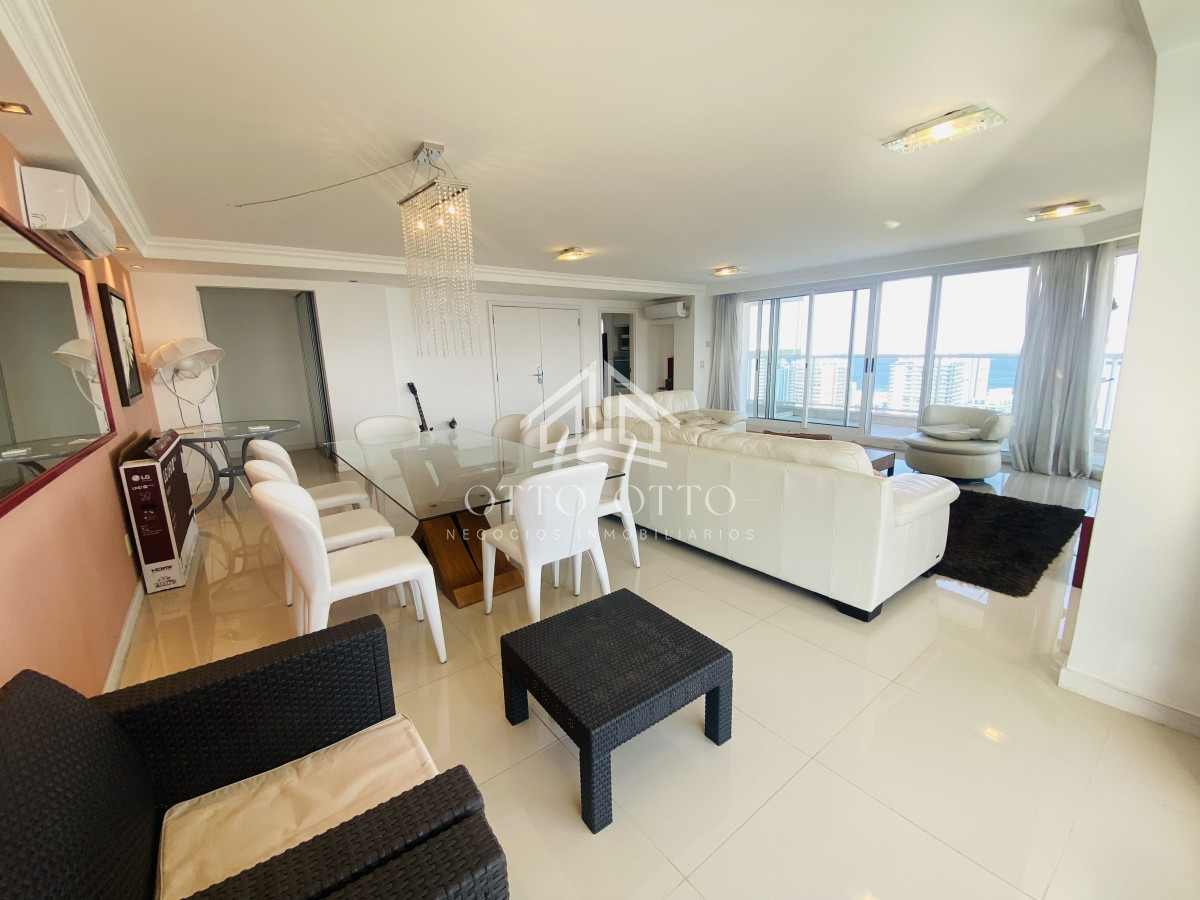 Apartamento ID.19011 - Hermoso apartamento de 3 dormitorios mas dependencia de servicio en venta