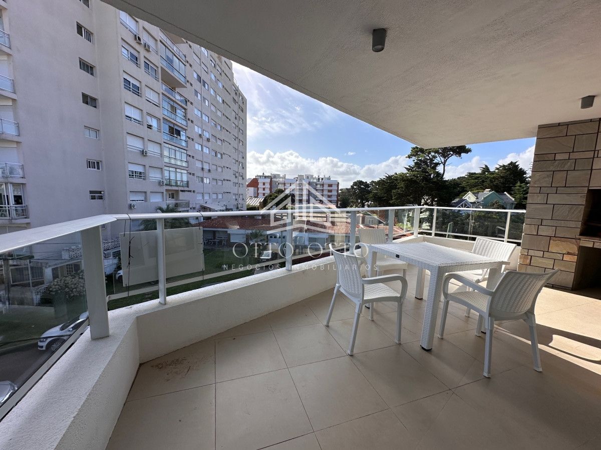 Apartamento ID.1595 - Apartamento en venta en primera linea Playa Mansa - parrillero
