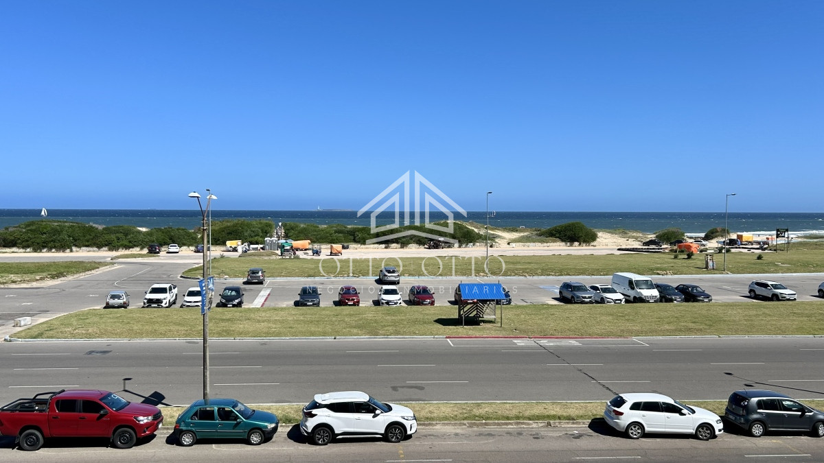 Apartamento ID.19202 - Apartamento en venta 2 dormitorios frente al mar en Punta del Este Playa Brava