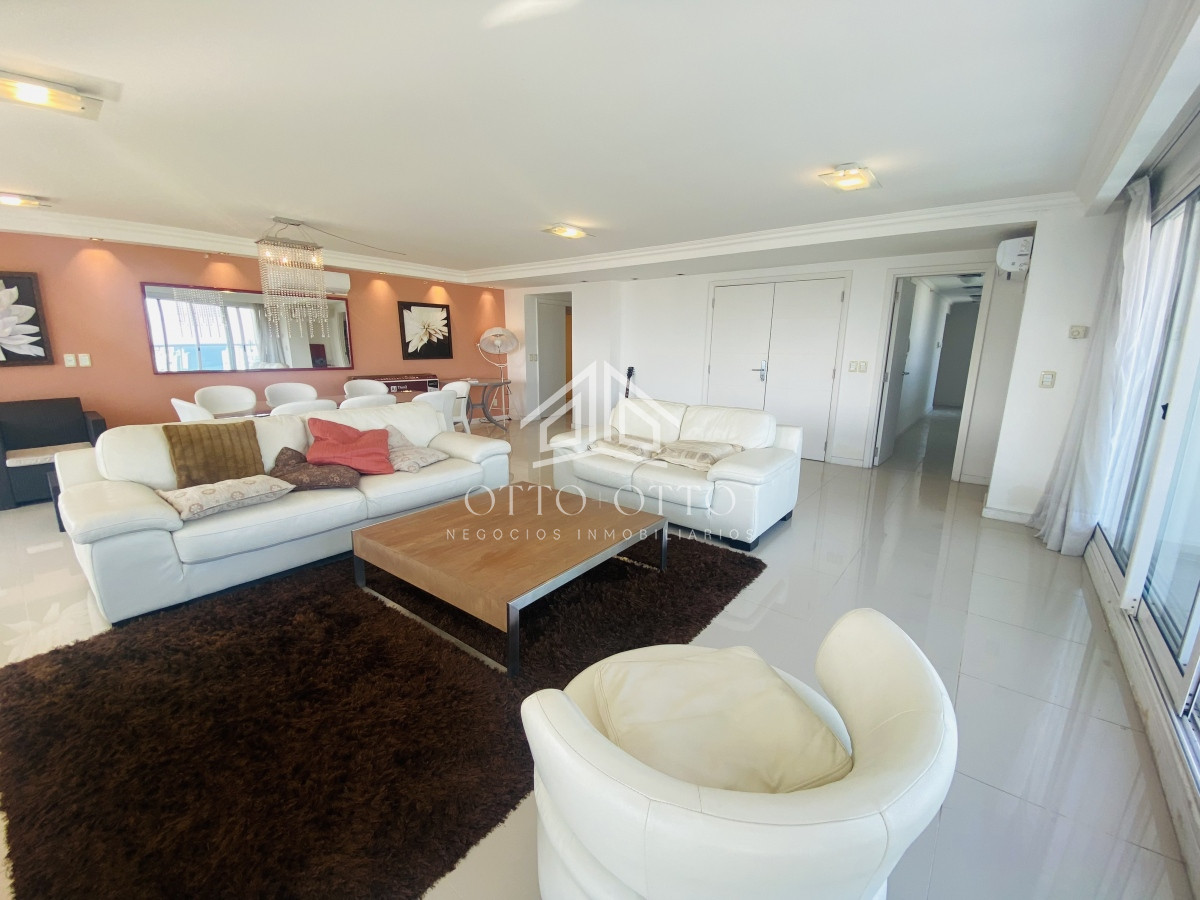 Apartamento ID.19011 - Hermoso apartamento de 3 dormitorios mas dependencia de servicio en venta