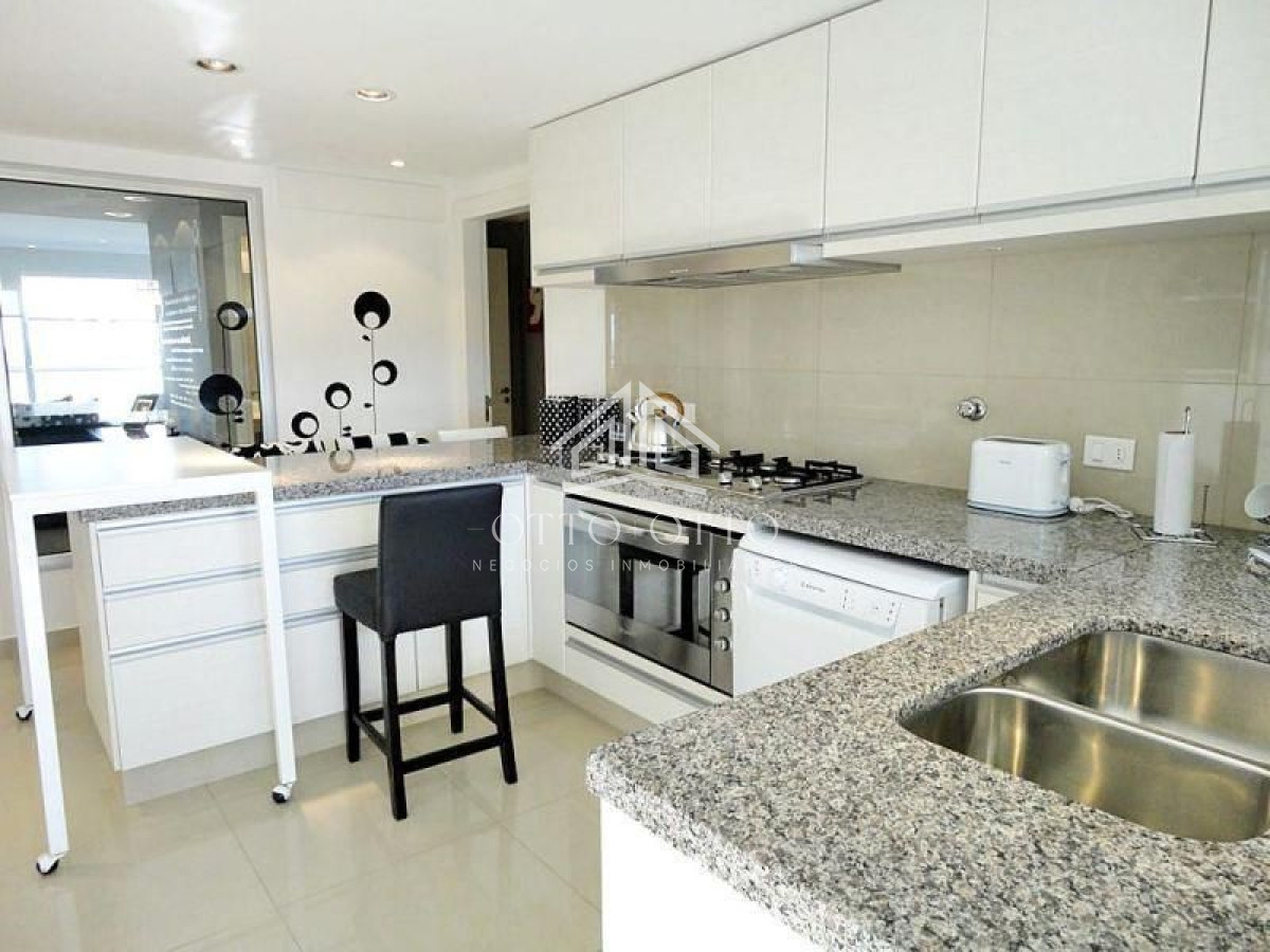 Apartamento ID.3554 - Semi piso en playa Brava, edificio reservado y moderno. 