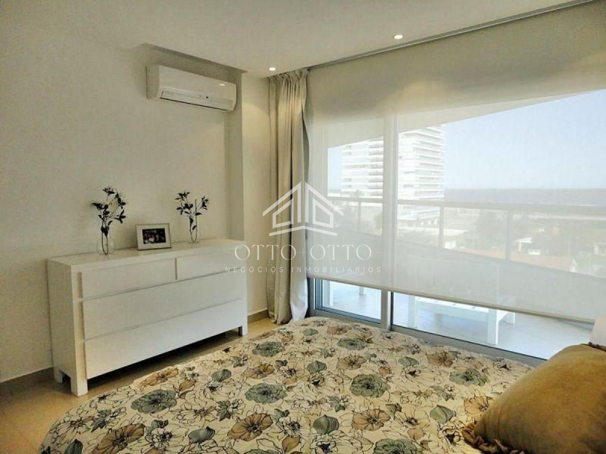 Apartamento ID.3554 - Semi piso en playa Brava, edificio reservado y moderno. 