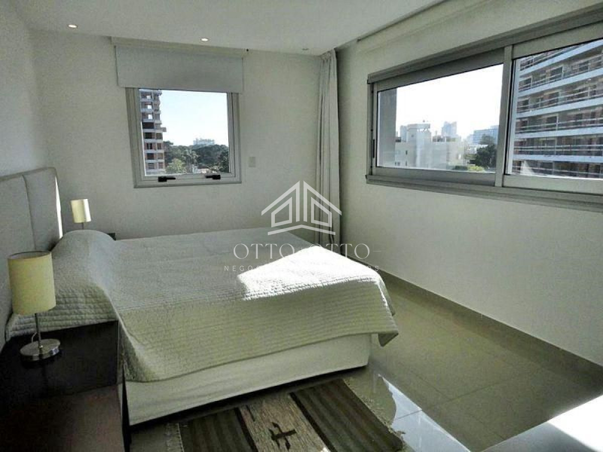 Apartamento ID.3554 - Semi piso en playa Brava, edificio reservado y moderno. 