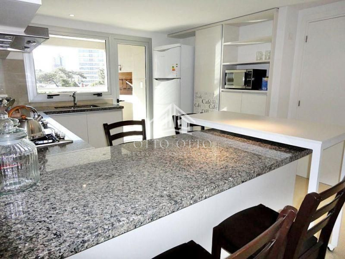 Apartamento ID.3554 - Semi piso en playa Brava, edificio reservado y moderno. 