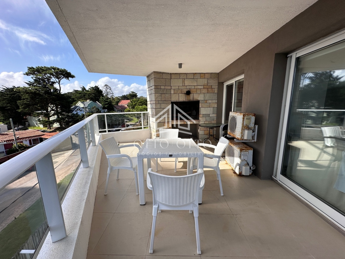 Apartamento ID.1595 - Apartamento en venta en primera linea Playa Mansa - parrillero
