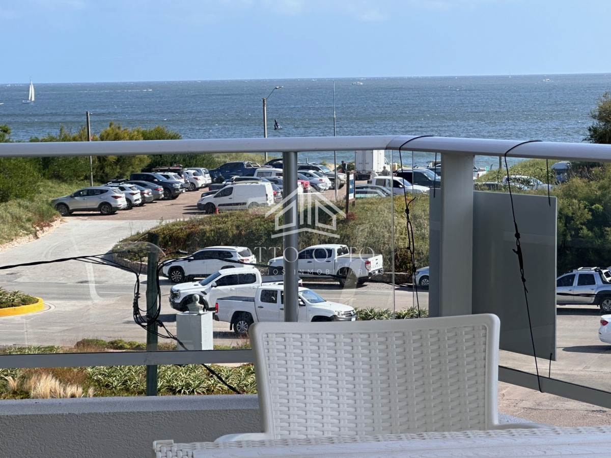 Apartamento ID.1595 - Apartamento en venta en primera linea Playa Mansa - parrillero