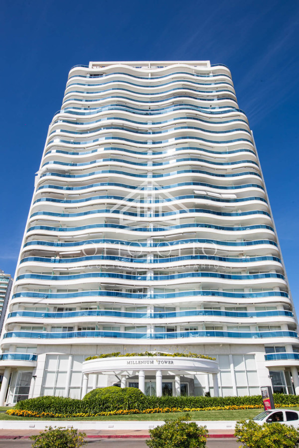 Apartamento ID.28459 - Lujoso apartamento en venta en Millenium Tower de Punta del Este frente al mar.