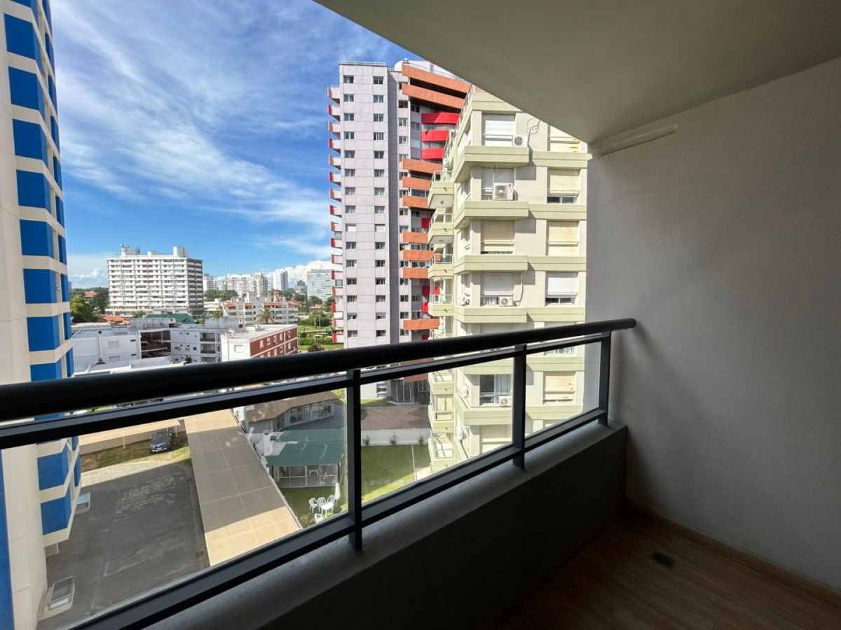 Imagen de Venta apartamento dos dormitorios Punta del este playa Brava edificio Torre Gaugin