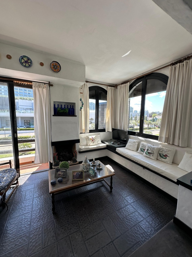Increíble oportunidad de inversión a tan solo metros de Playa Mansa, Punta del Este de 3 dormitorios