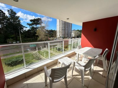 Venta apartamento dos dormitorios punta del este edificio acapulco roosevelt parrillero propio