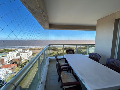 Venta apartamento tres dormitorios mas servicio edificio le jardin punta del este vista al mar