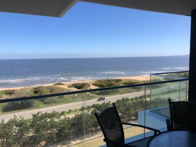 Venta apartamento dos dormitorios punta del este playa mansa primera linea edificio venetian