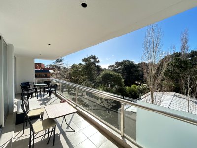 Alquiler apartamento dos dormitorios Punta del Este terraza y garaje edificio Be Punta