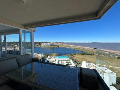 VENTA APARATAMENTO TRES DORMITORIOS Y DEPENDENCIA PUNTA DEL ESTE PLAYA MANSA PRIMERA LINEA