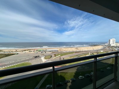 Venta apartamento tres dormitorios Punta del este playa Brava Edificio Imperiale vista al mar