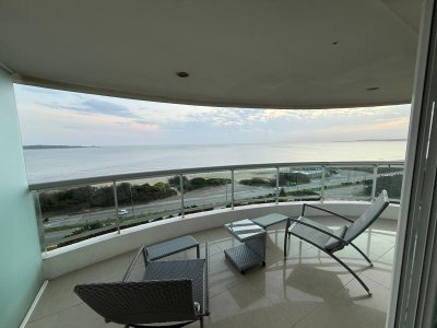 APARTAMENTO EN ALQUILER CON VISTA A ISLA GORRITI TORRE AQUARELA PUNTA DEL ESTE 3 DORMITORIOS EN SUITE + DEPENDENCIA