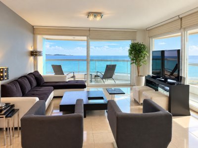 APARTAMENTO EN ALQUILER CON VISTA A ISLA GORRITI TORRE AQUARELA PUNTA DEL ESTE 3 DORMITORIOS EN SUITE + DEPENDENCIA
