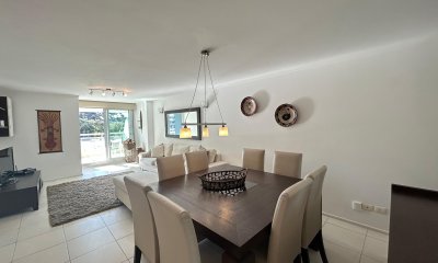 VENTA APARTAMENTO DOS DORMITORIOS MAS DEPENDENCIA PUNTA DEL ESTE PLAYA BRAVA EDIFICIO FOREST TOWER