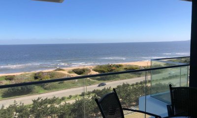 Venta apartamento dos dormitorios punta del este playa mansa primera linea edificio venetian