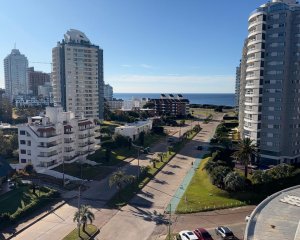 Venta apartamento tres dormitorios Punta del Este Playa Brava edificio Forest Tower II