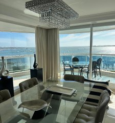 Lujoso apartamento en venta en Millenium Tower de Punta del Este frente al mar.