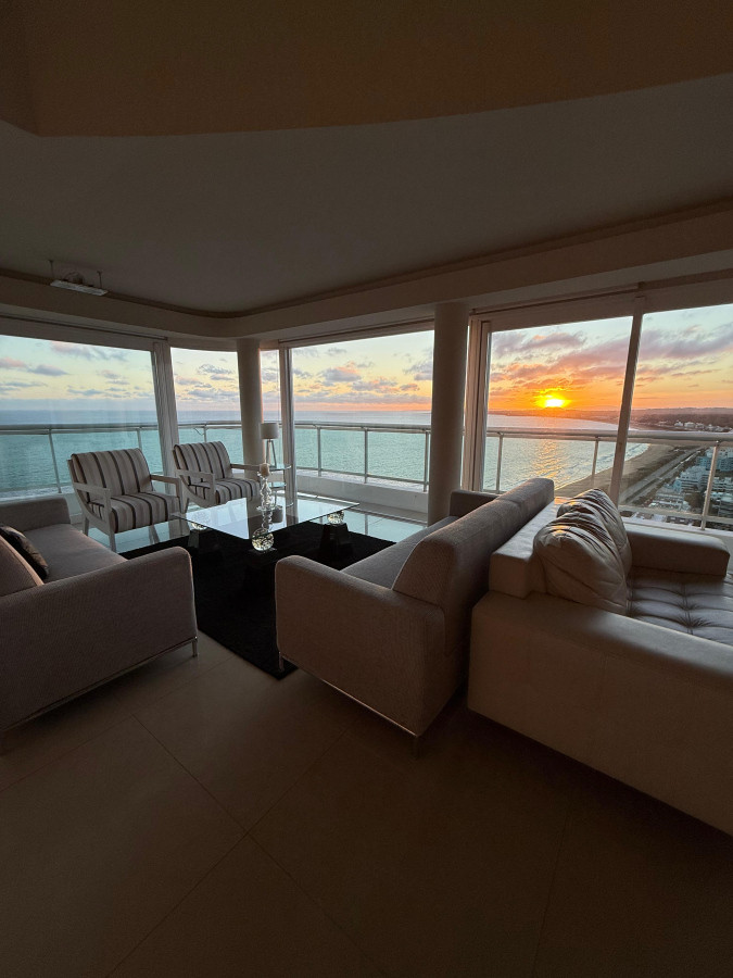 PENTHOUSE EN VENTA CON INCREIBLE VISTA A PLAYA MANSA PUNTA DEL ESTE
