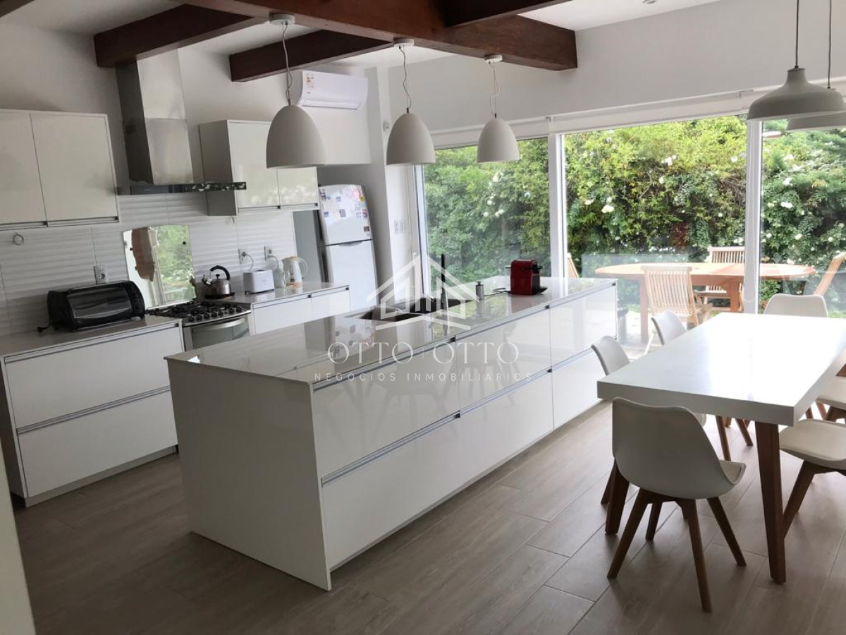 Casa ID.24387 - Casa en venta 6 dorm playa Mansa