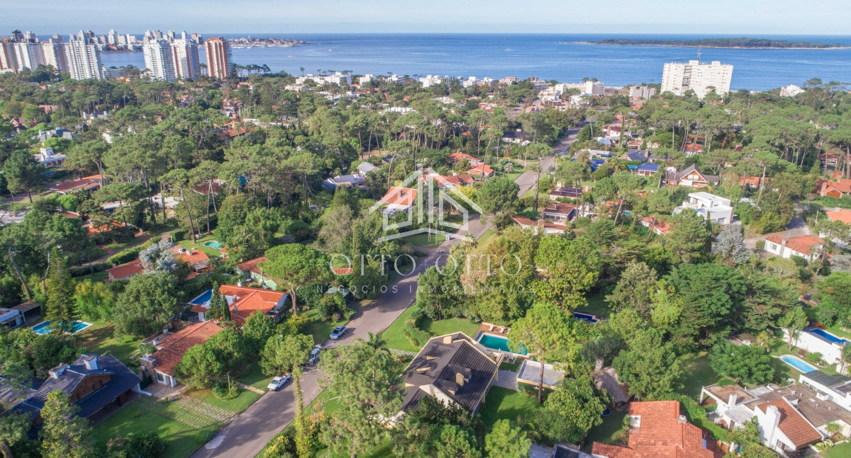Casa ID.556 - Casa en venta y alquiler temporario Playa Mansa 6 dormitorios