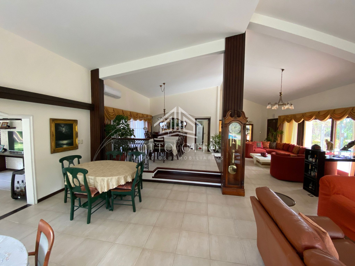 Casa ID.4392 - Casa en venta Lugano 5 dormitorios