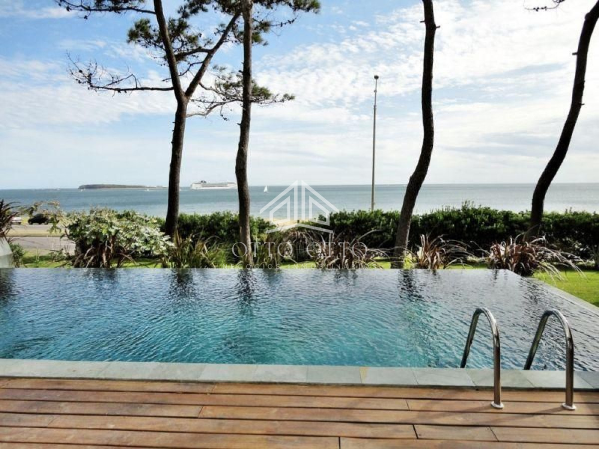Casa ID.36 - Casa en venta y alquiler temporario Playa Mansa primera fila 4 dormitorios