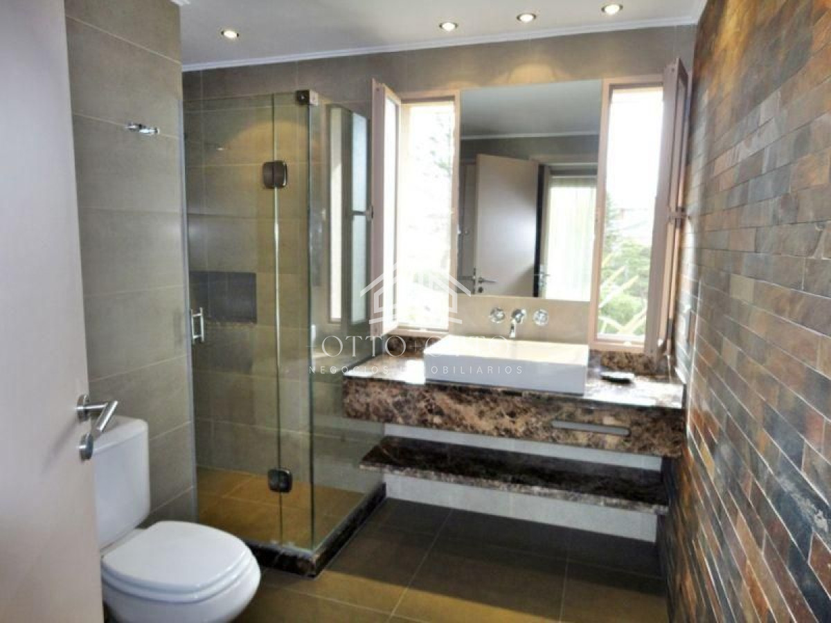 Casa ID.36 - Casa en venta y alquiler temporario Playa Mansa primera fila 4 dormitorios