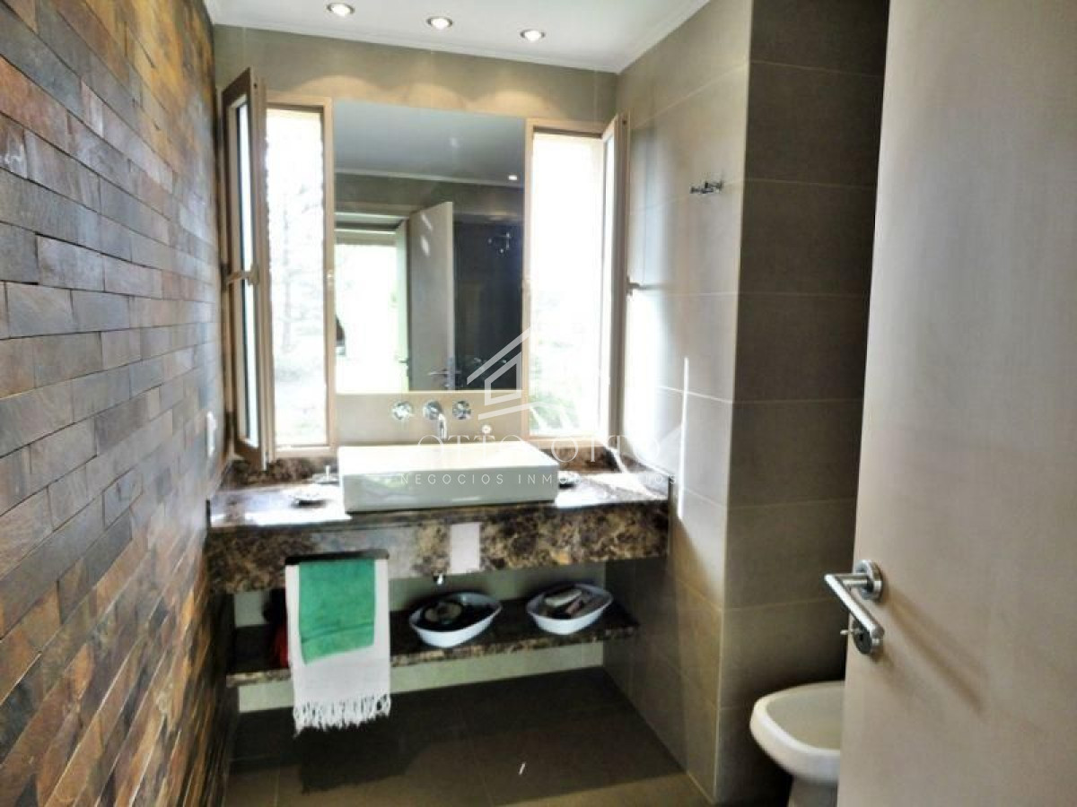 Casa ID.36 - Casa en venta y alquiler temporario Playa Mansa primera fila 4 dormitorios