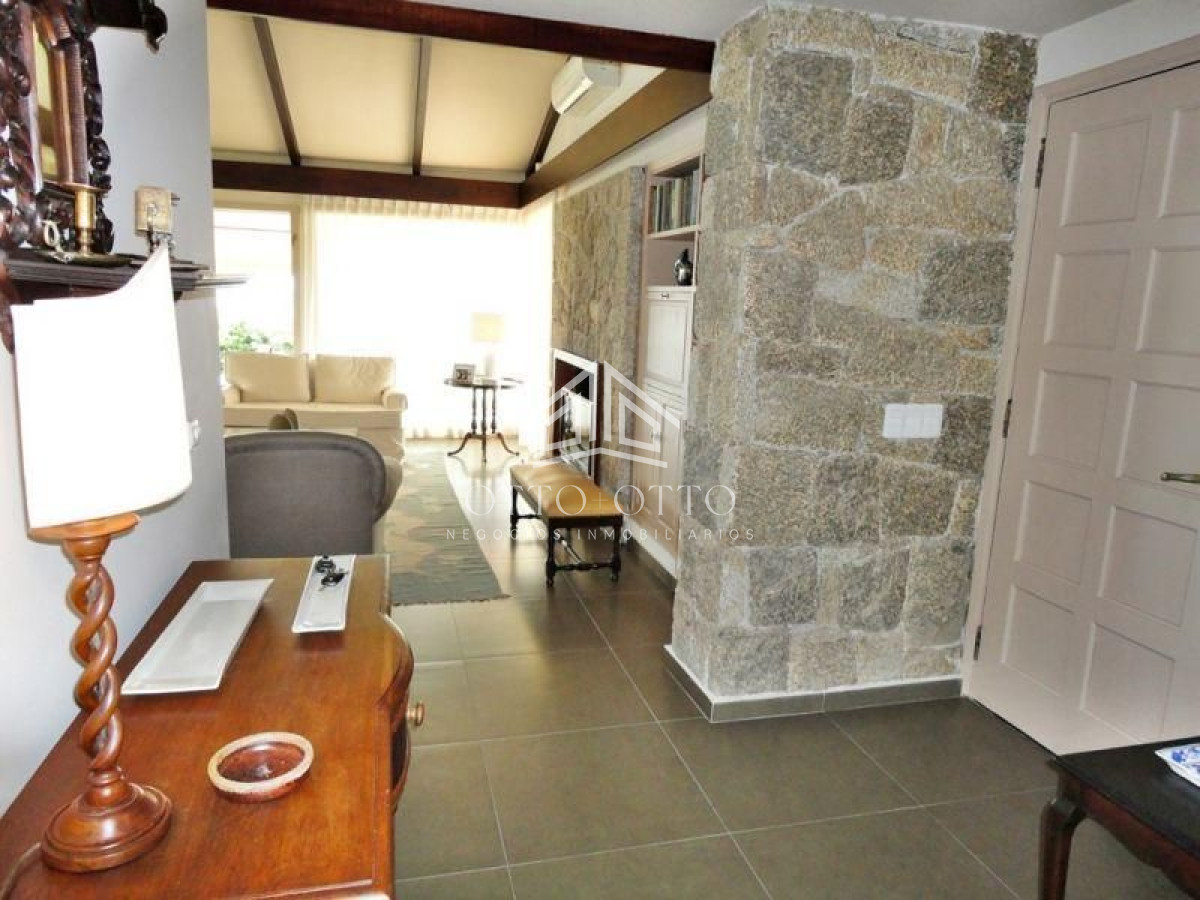 Casa ID.36 - Casa en venta y alquiler temporario Playa Mansa primera fila 4 dormitorios