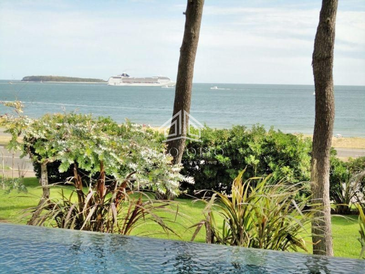 Casa ID.36 - Casa en venta y alquiler temporario Playa Mansa primera fila 4 dormitorios