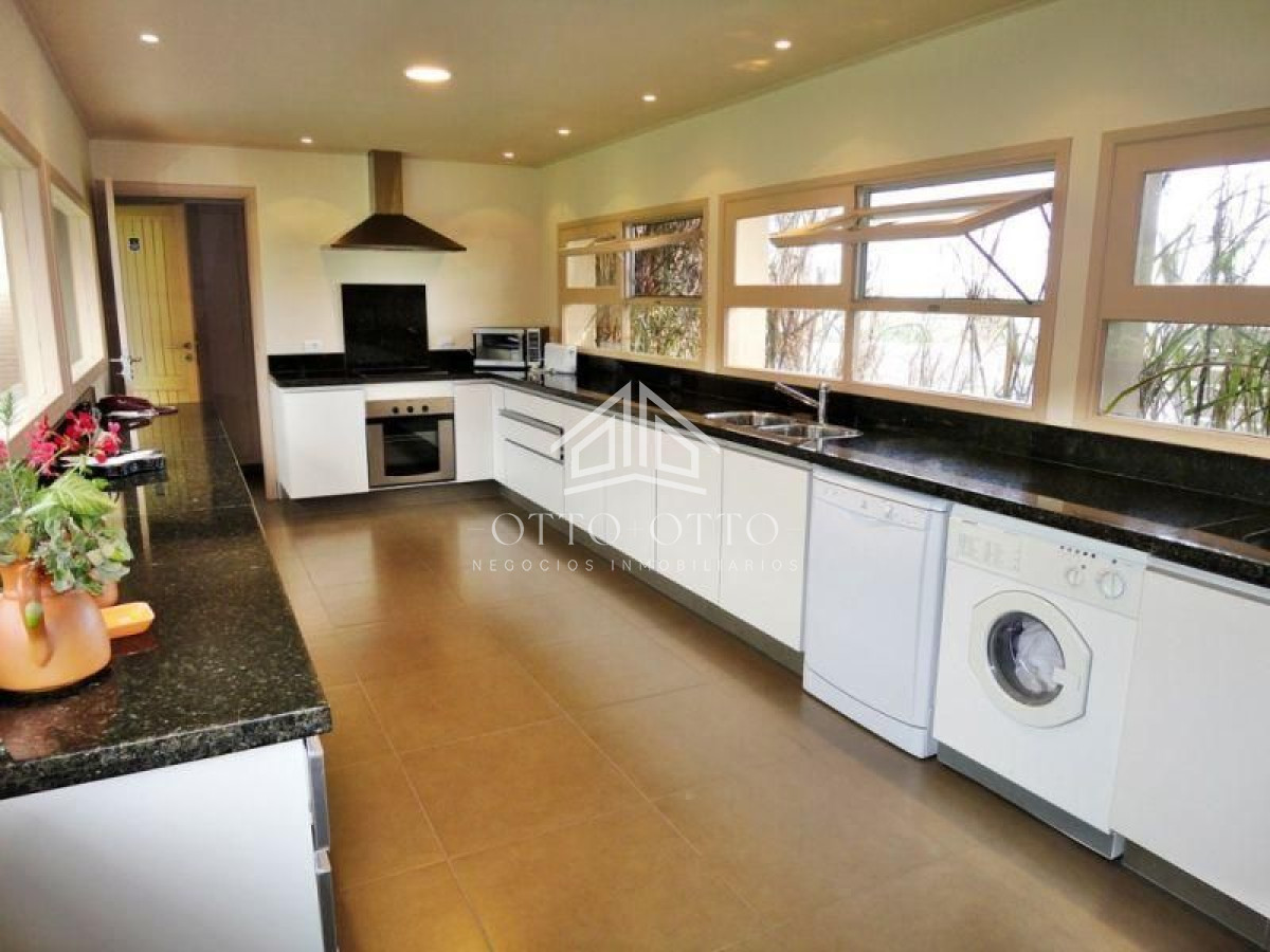 Casa ID.36 - Casa en venta y alquiler temporario Playa Mansa primera fila 4 dormitorios