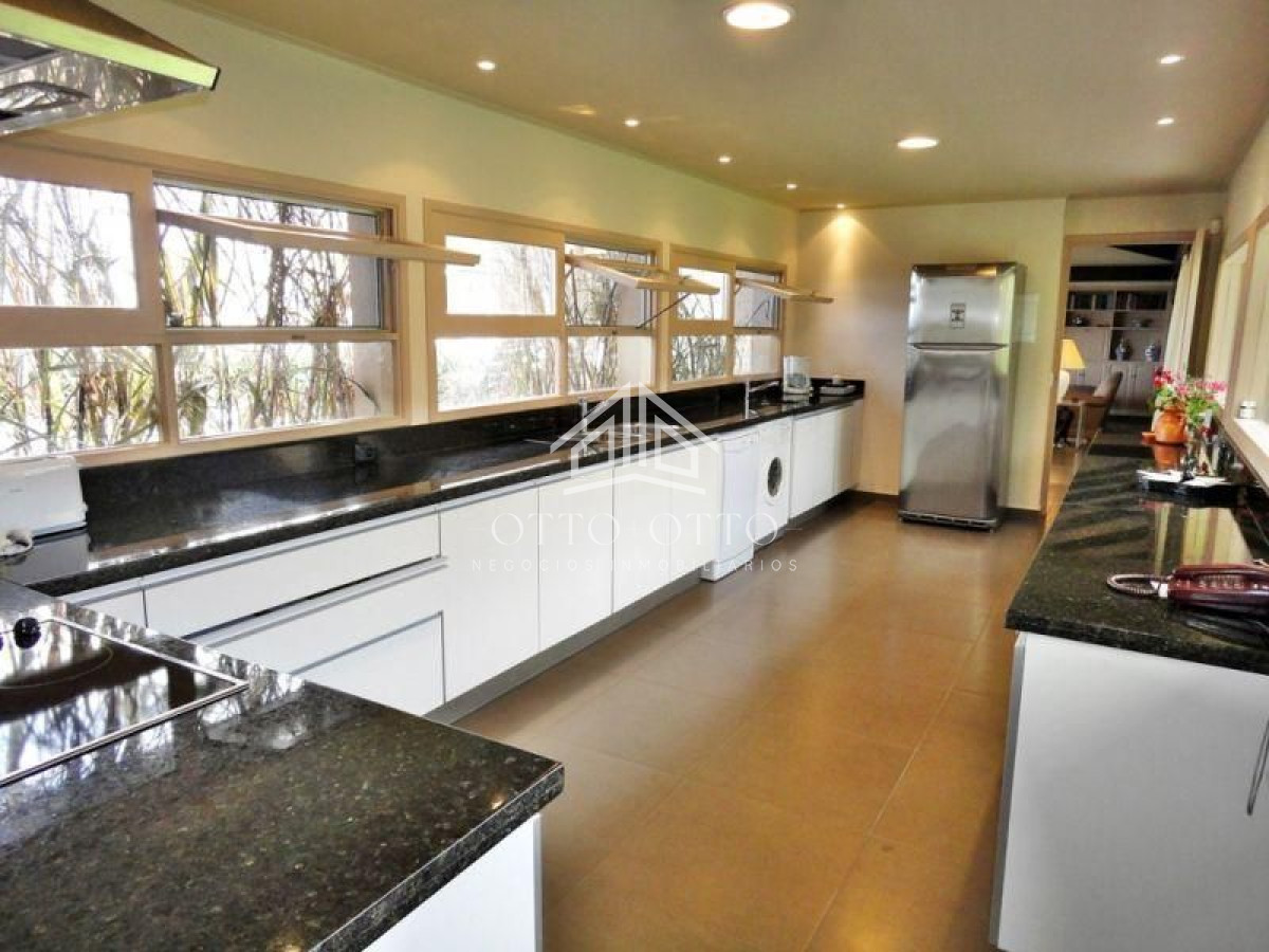 Casa ID.36 - Casa en venta y alquiler temporario Playa Mansa primera fila 4 dormitorios
