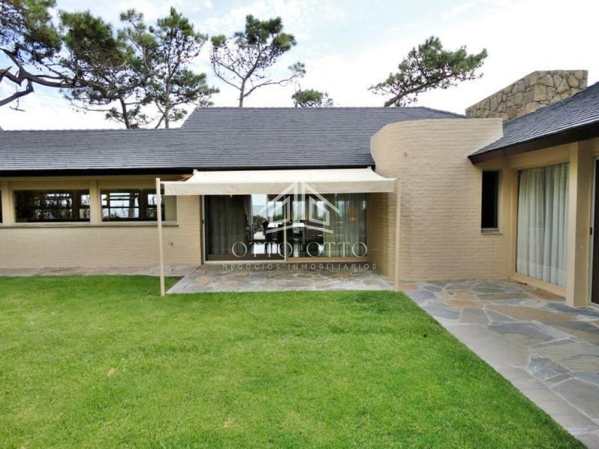 Casa ID.36 - Casa en venta y alquiler temporario Playa Mansa primera fila 4 dormitorios