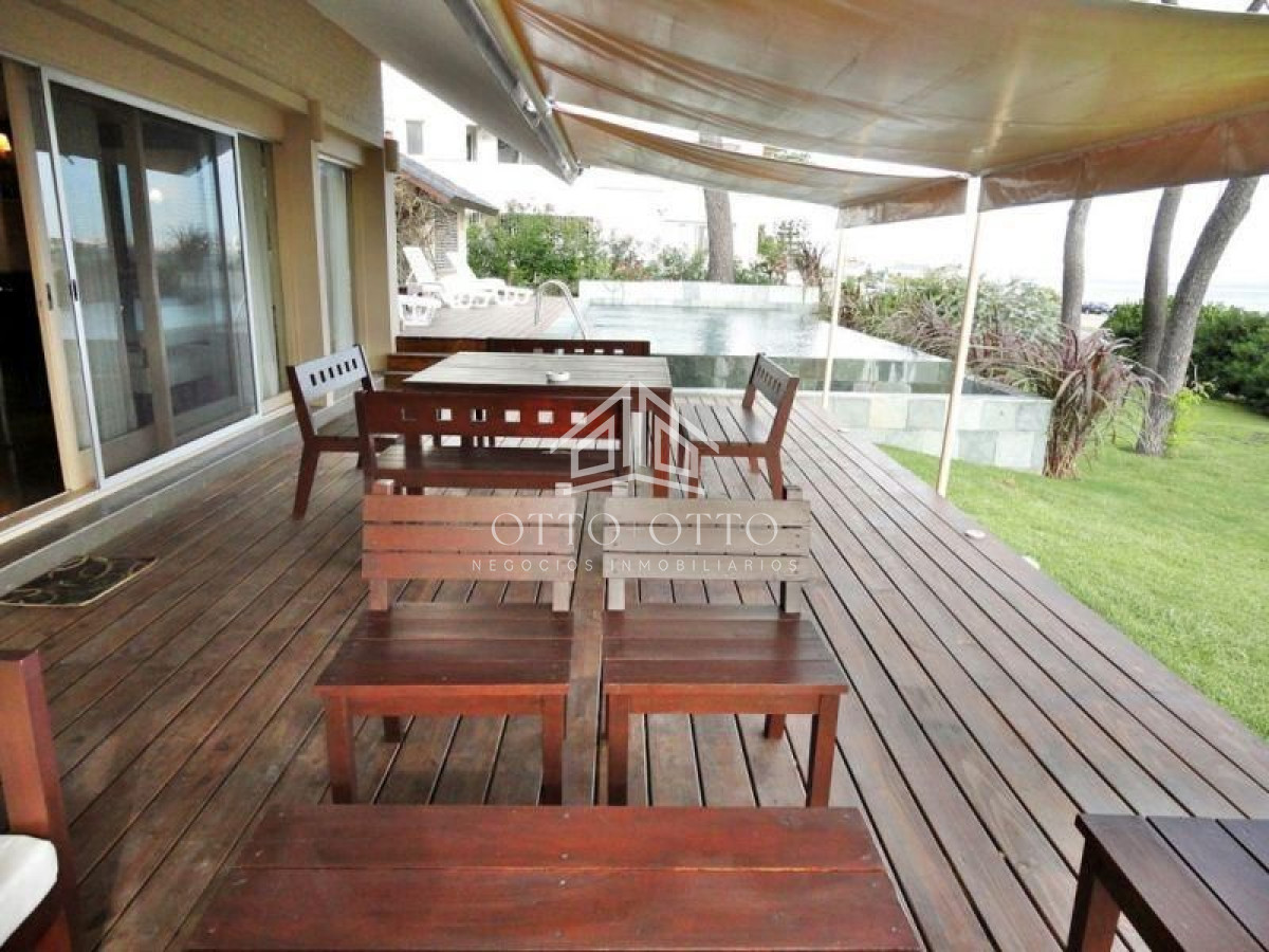 Casa ID.36 - Casa en venta y alquiler temporario Playa Mansa primera fila 4 dormitorios