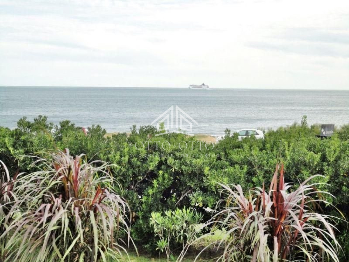Casa ID.36 - Casa en venta y alquiler temporario Playa Mansa primera fila 4 dormitorios