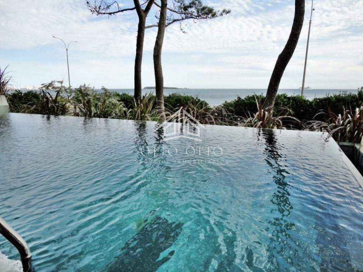 Casa ID.36 - Casa en venta y alquiler temporario Playa Mansa primera fila 4 dormitorios