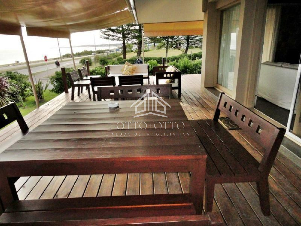 Casa ID.36 - Casa en venta y alquiler temporario Playa Mansa primera fila 4 dormitorios