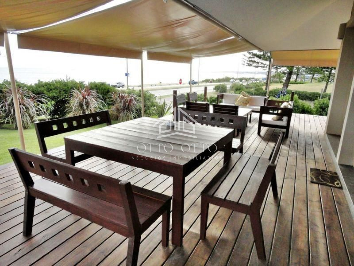 Casa ID.36 - Casa en venta y alquiler temporario Playa Mansa primera fila 4 dormitorios