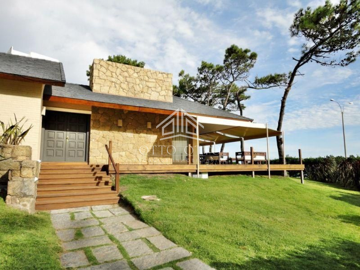 Casa ID.36 - Casa en venta y alquiler temporario Playa Mansa primera fila 4 dormitorios