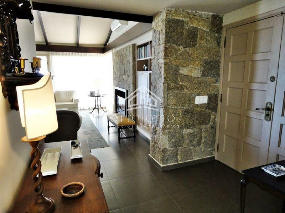 Casa ID.36 - Casa en venta y alquiler temporario Playa Mansa primera fila 4 dormitorios