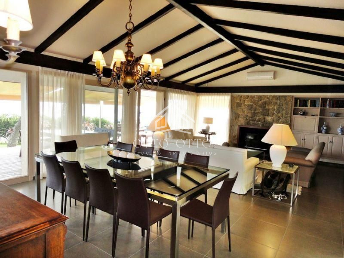 Casa ID.36 - Casa en venta y alquiler temporario Playa Mansa primera fila 4 dormitorios